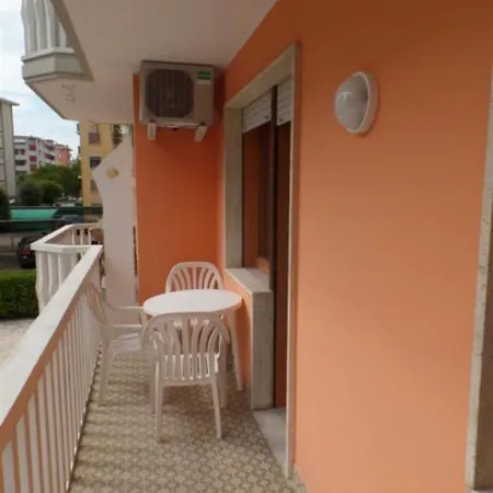 Cozy Flat Just 100 M From The Golden Bibione
